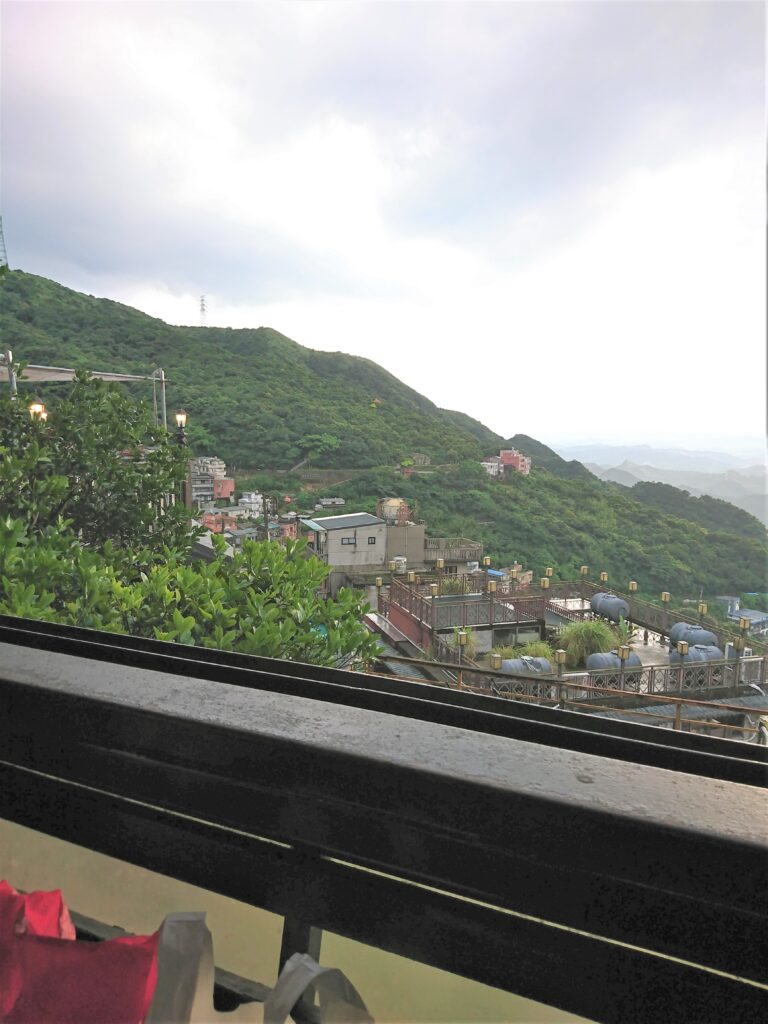 雲が速く目まぐるしく変わる天気