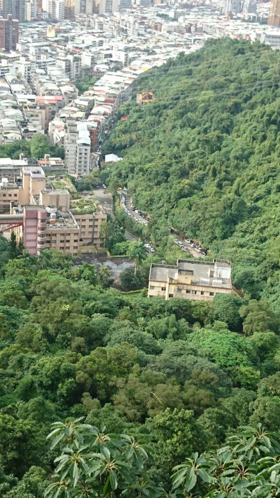 入口の療養院と車の列を発見