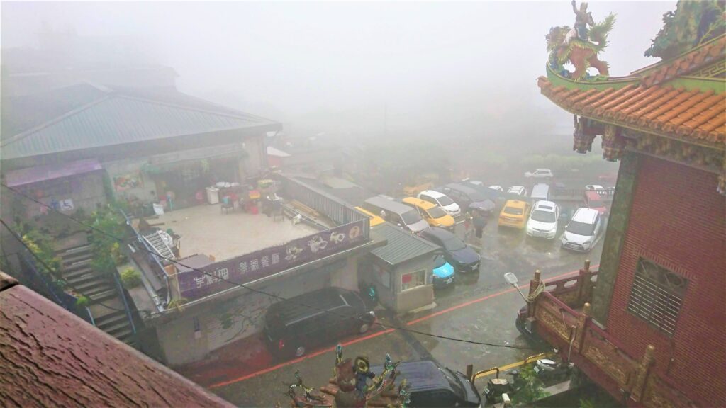 霧に包まれた寺院