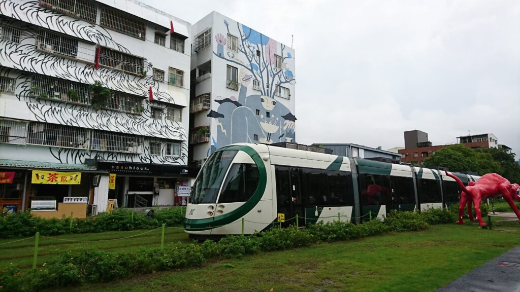 特区内は通常サイズの電車もあります