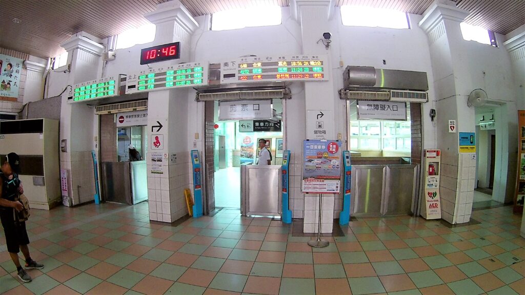 瑞芳駅の改札を進みます